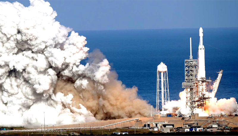 Falcon Heavy lifting up